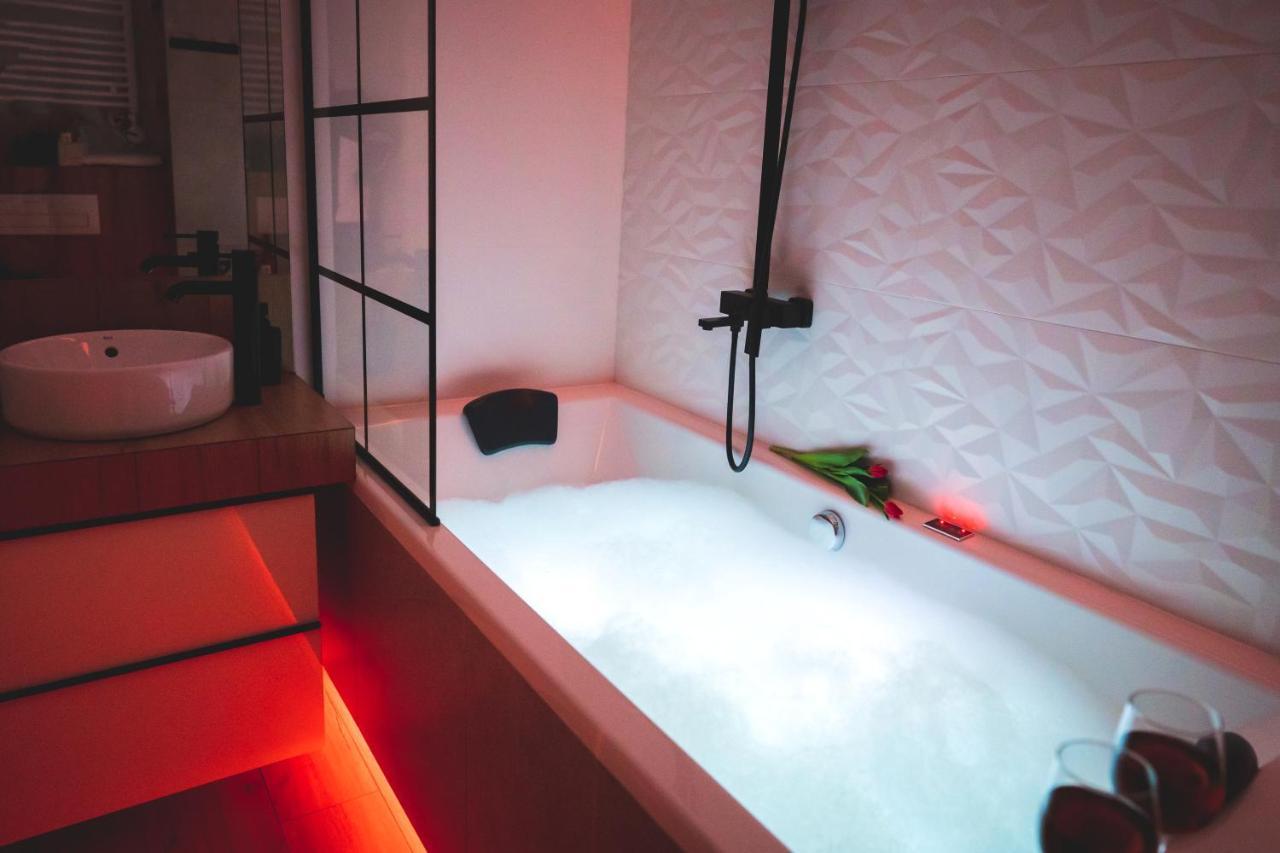 Movie Jacuzzi Apartment At The Main Station By Noclegi Renters Cracóvia Exterior foto