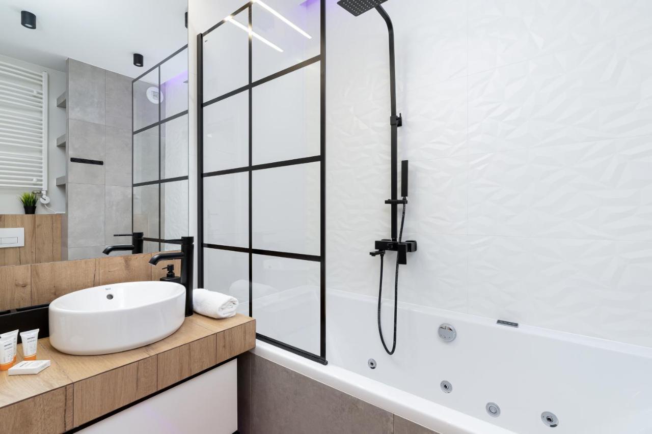 Movie Jacuzzi Apartment At The Main Station By Noclegi Renters Cracóvia Exterior foto